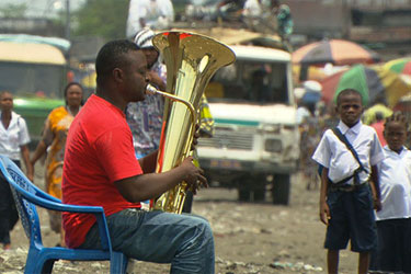 Perseverance, determination, and communal cooperation keep the Kimanguiste Symphony Orchestra, the only orchestra in the Democratic Republic of Congo, going. This self-made classical orchestra in Kinshasa comprises 200 musicians who have retained their passion for classical music for the last 15 years in spite of the ongoing wars and turmoil in their country. This inspiring [...]